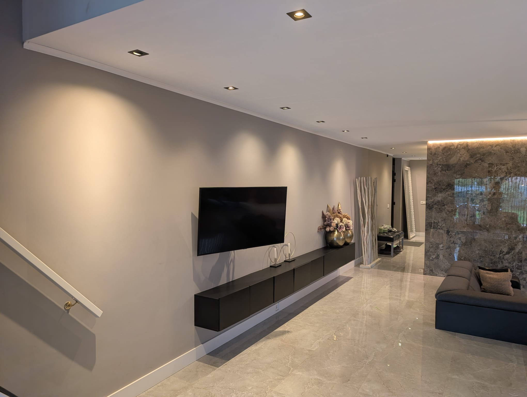 Afgewerkte woning met spotverlichting